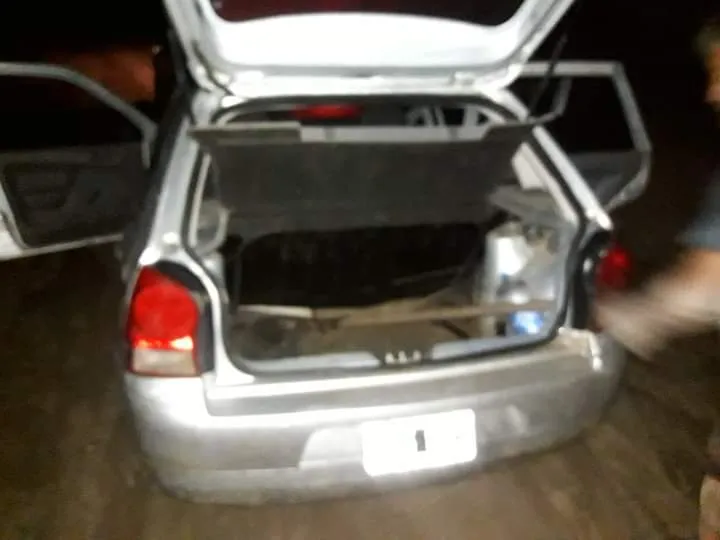 Pasajera en vuelo se despierta y encuentra a un hombre acariciándola