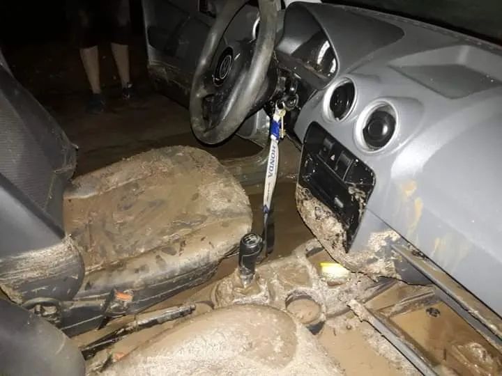 Pasajera en vuelo se despierta y encuentra a un hombre acariciándola