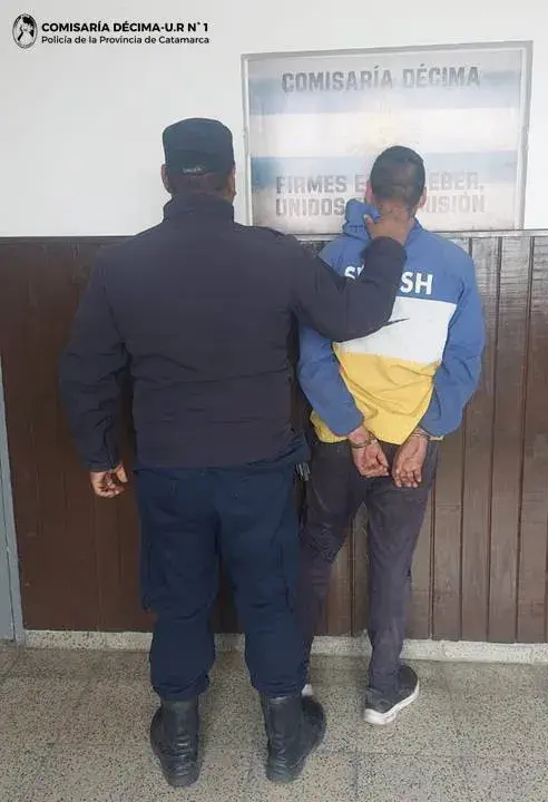 Pasajeros tuvieron que empujar un colectivo varado por el mal estado de la Ruta Provincial N° 13