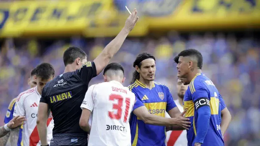 Patadas, piña, escupitajo y silbidos: el olvidable Superclásico de Marcos Rojo