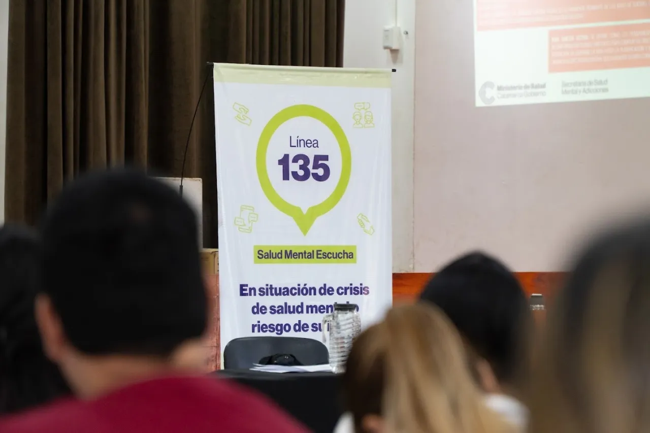 Pateó el auto de un hombre y terminó en la Comisaría