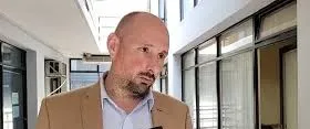Pelea por su vida tras incendiarse su casa