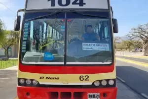 Pensó que era una estatua de Messi, se acercó para besarla y se llevó el susto de su vida