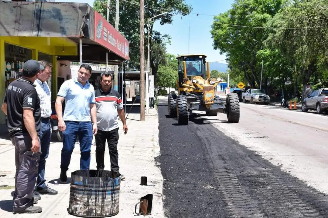 Perdió a su esposo y tuvo que cavar la tumba con sus manos en el cementerio