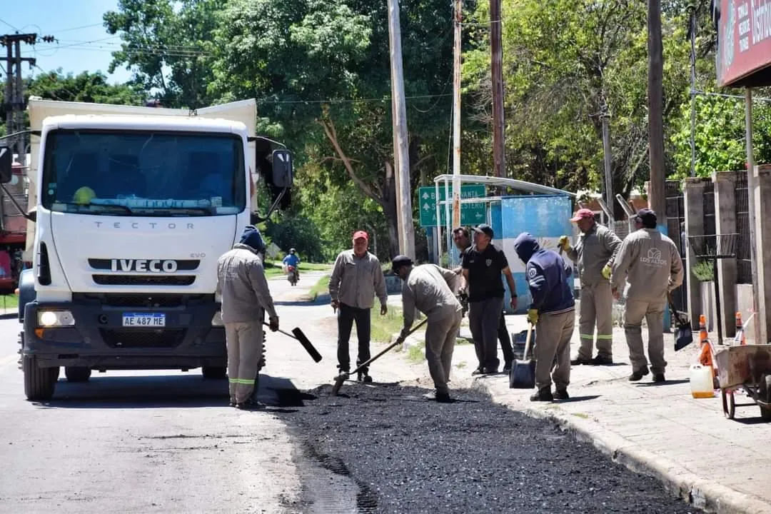 Perdió a su esposo y tuvo que cavar la tumba con sus manos en el cementerio
