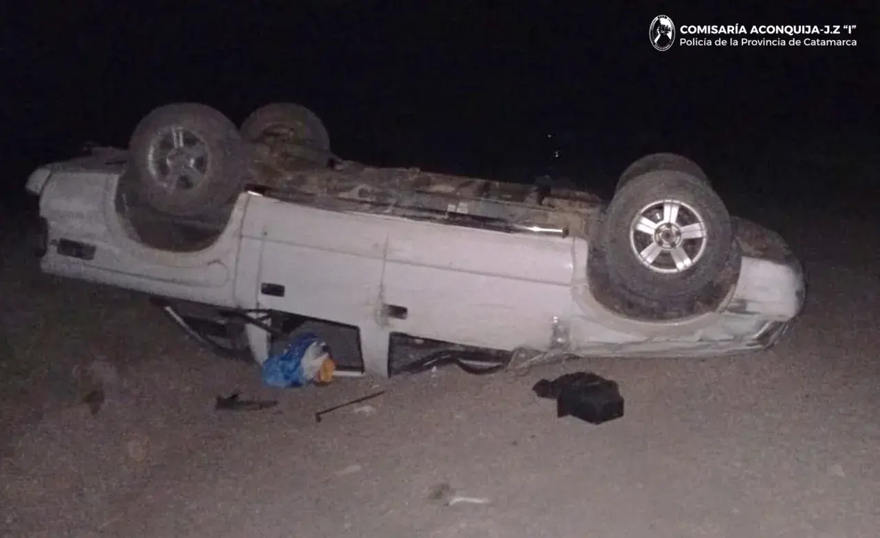 Perdió el control de la camioneta y volcó