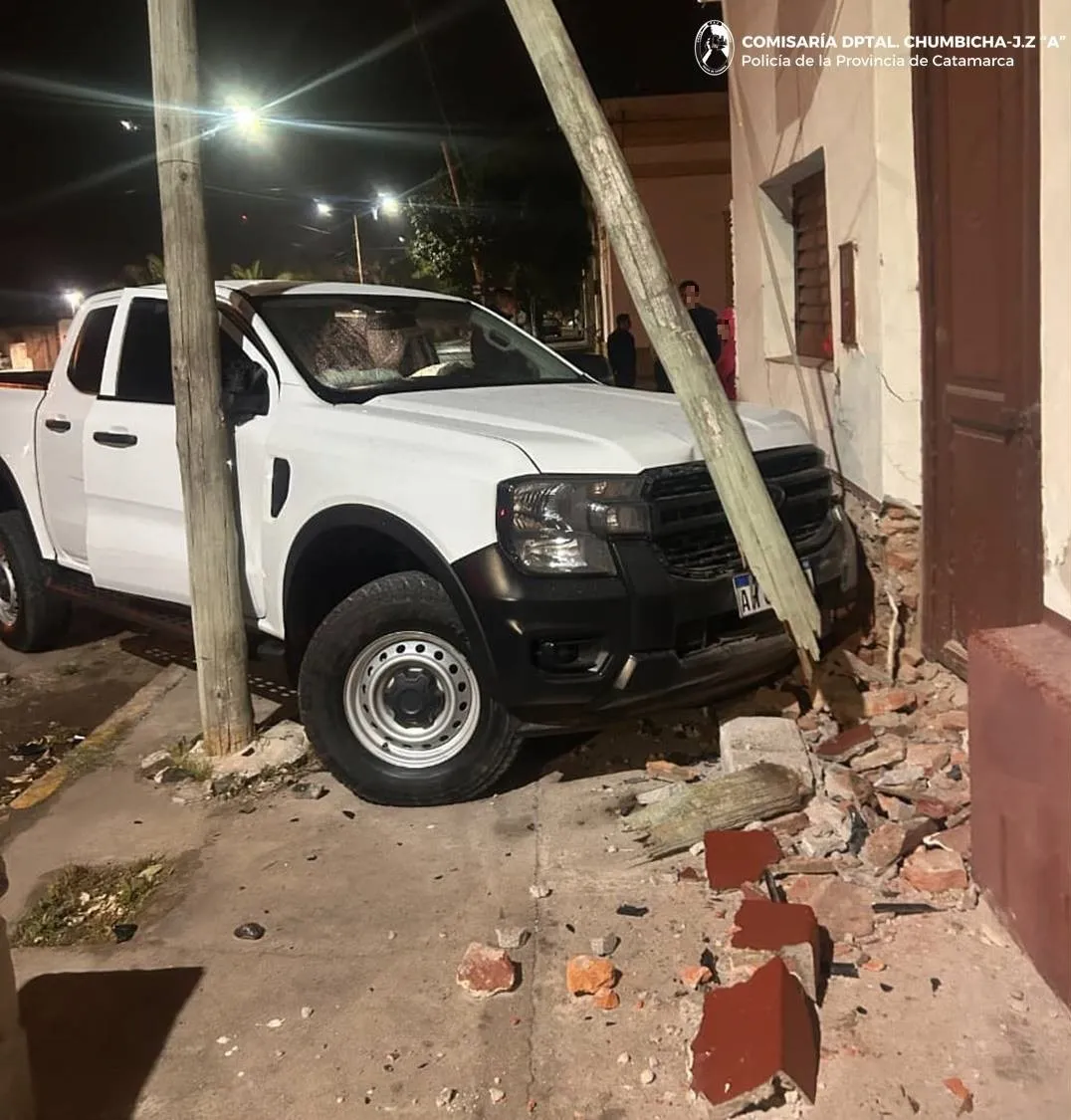 Perdió el control de su camioneta y chocó contra una vivienda