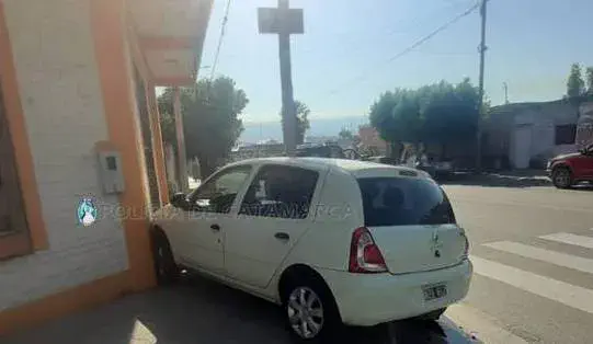 Perdió el control del rodado y chocó contra la columna de un local comercial