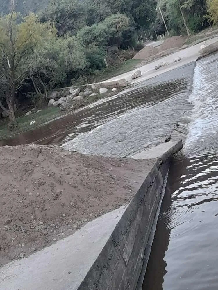 Piden transitar con precaución por vuelco de un camión y masiva presencia de peregrinos a caballo