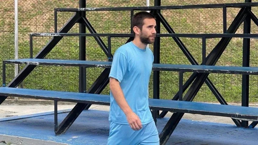 Pidió plata, se enojó porque le dijo que no y le pegó en la cara