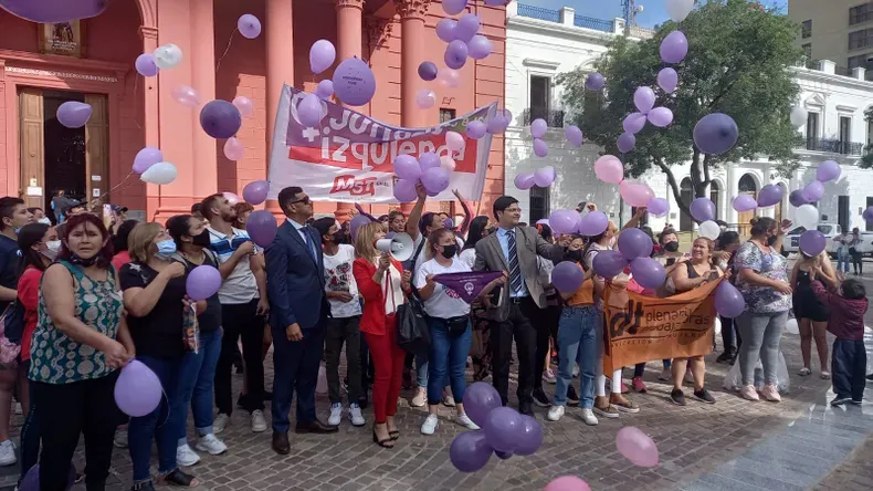 "Pobre pibe": un buzo de egresados con una desafortunada coincidencia se volvió viral