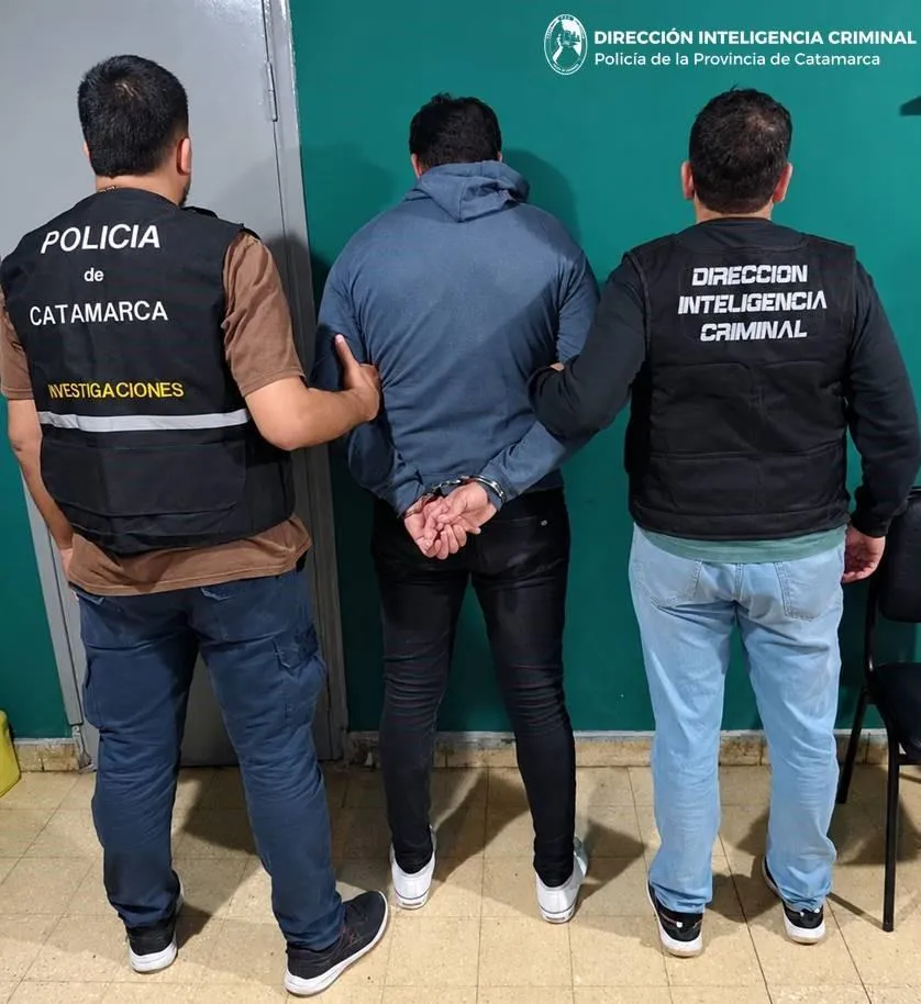 Policías detienen a un abusador en la Terminal de Ómnibus
