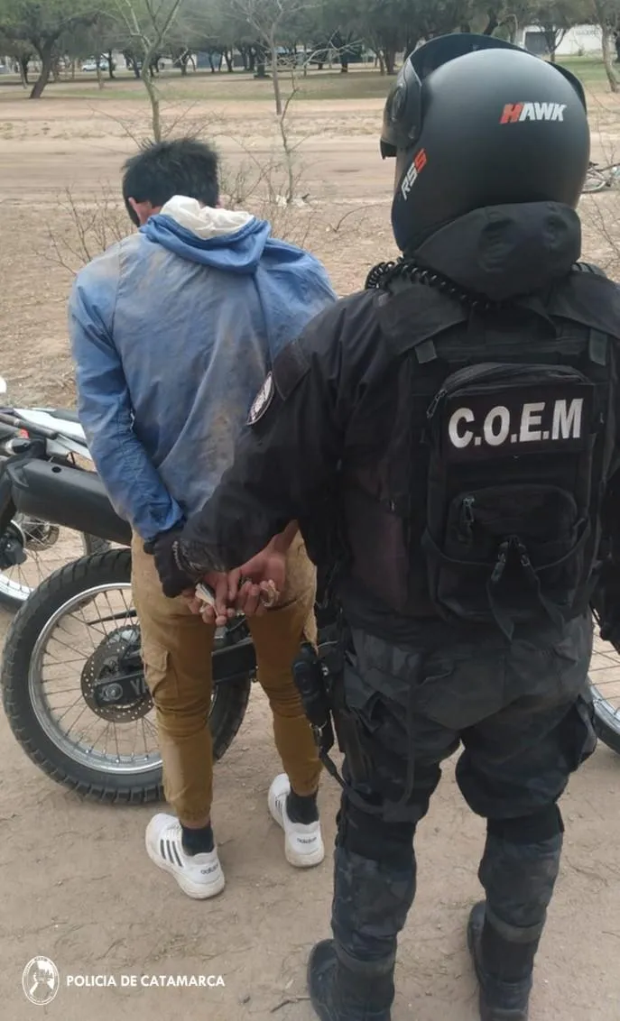 Policías secuestran cuatro motos y arrestan a una mujer que conducía ebria