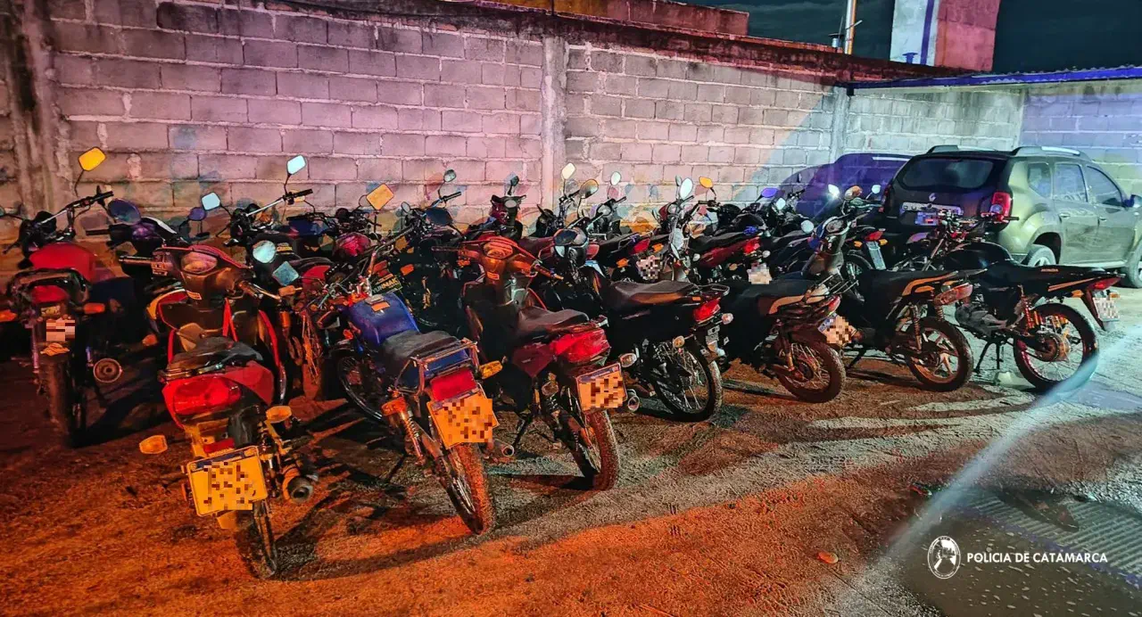 Policías secuestraron más de veinte motos, arrestaron a dos jóvenes y demoraron a un adolescente