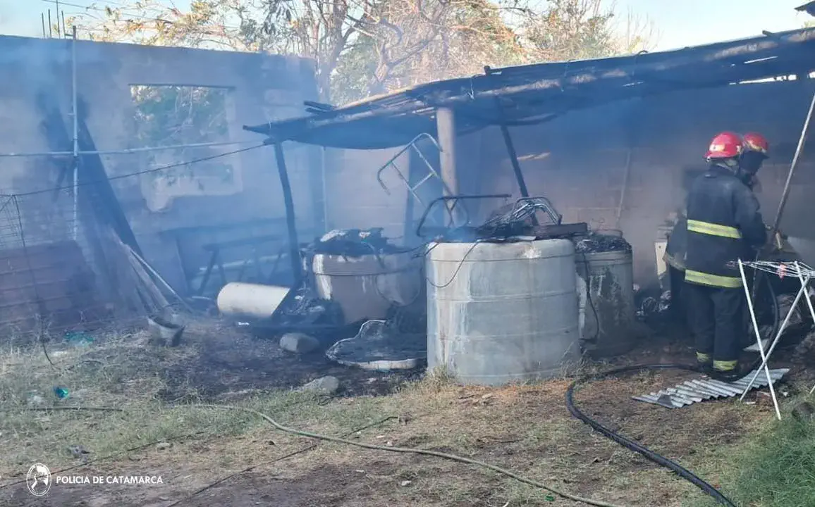 Policías sofocaron un incendio en una vivienda