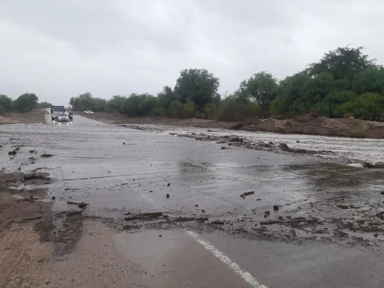 Por crecida de río, tránsito momentáneamente interrumpido por RN 40