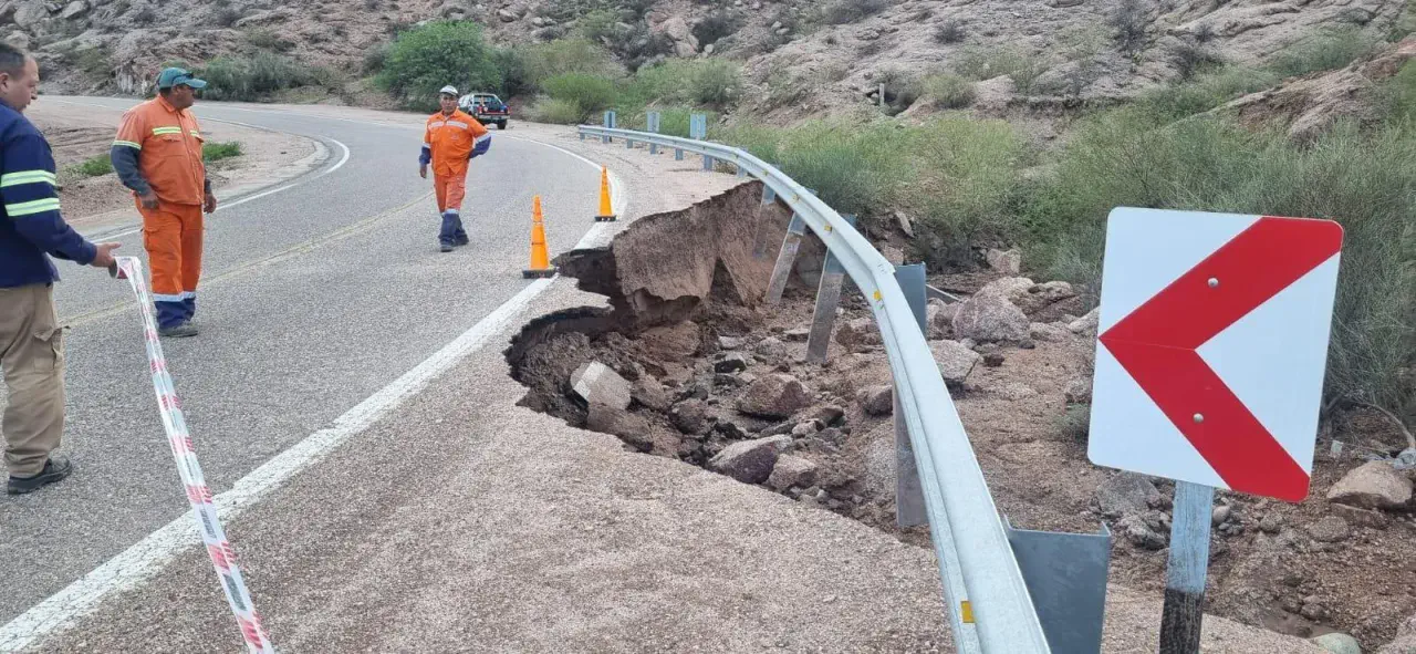 Por material acumulado en badenes y erosiones en borde de calzada, transitar con precaución