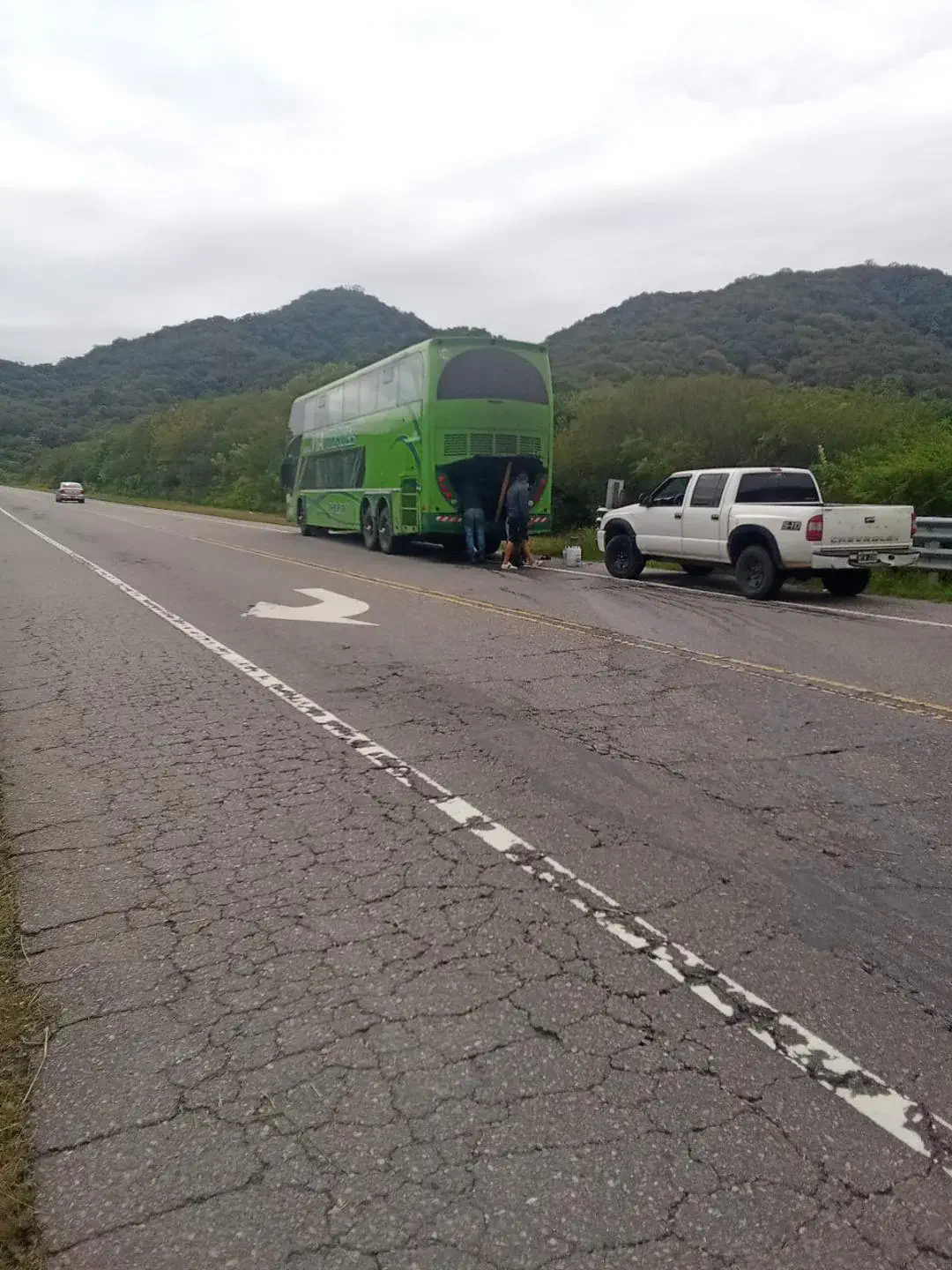 Por ómnibus detenido en borde de calzada, transitar con precaución en Cuesta del Totoral