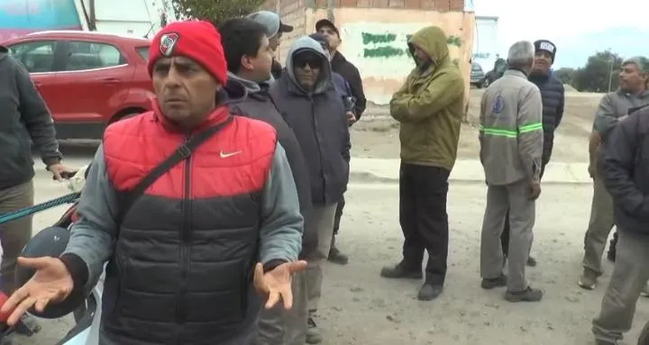 Por qué debe ubicarse un vaso de agua y romero junto a la cama