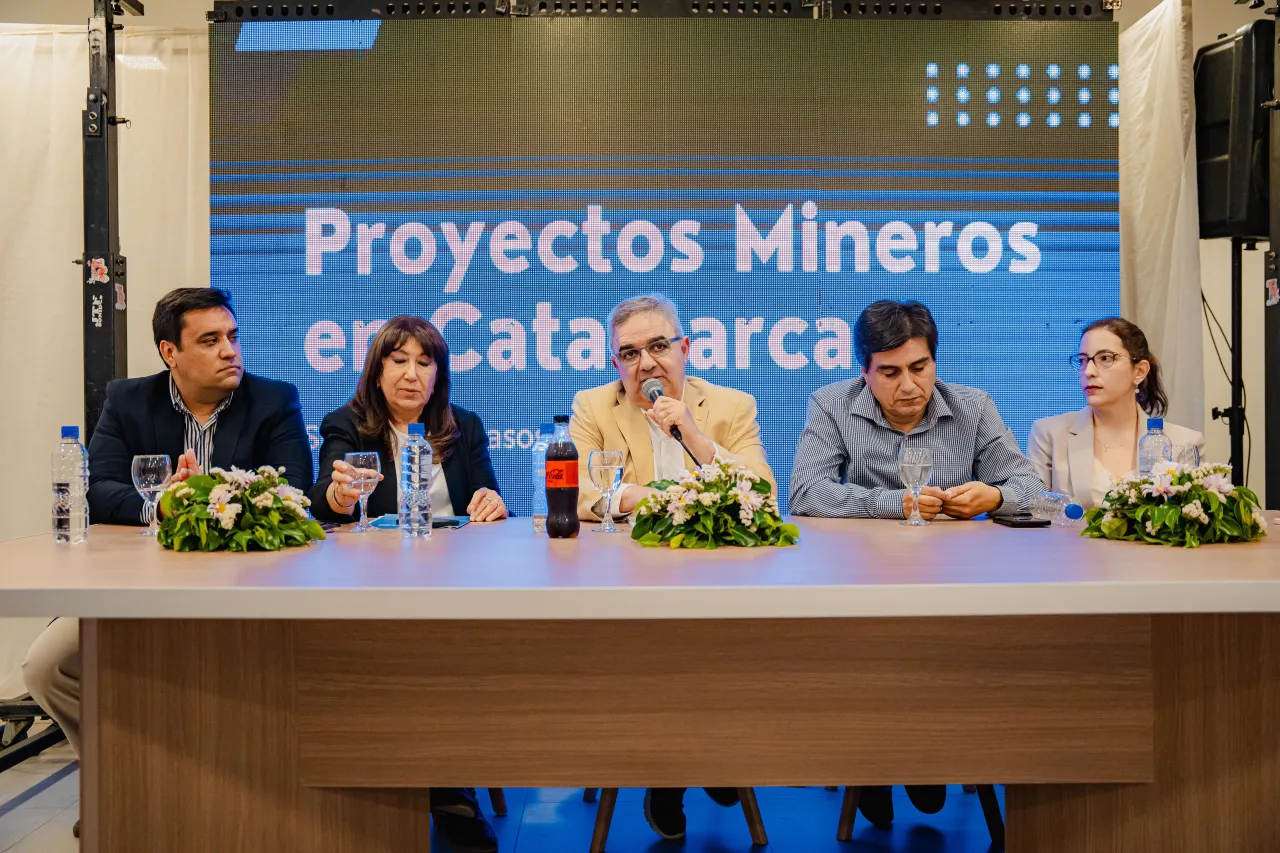 Por qué hay que tener un vaso de agua con sal en la habitación y para qué sirve