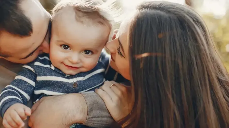Por qué los argentinos postergan tener hijos