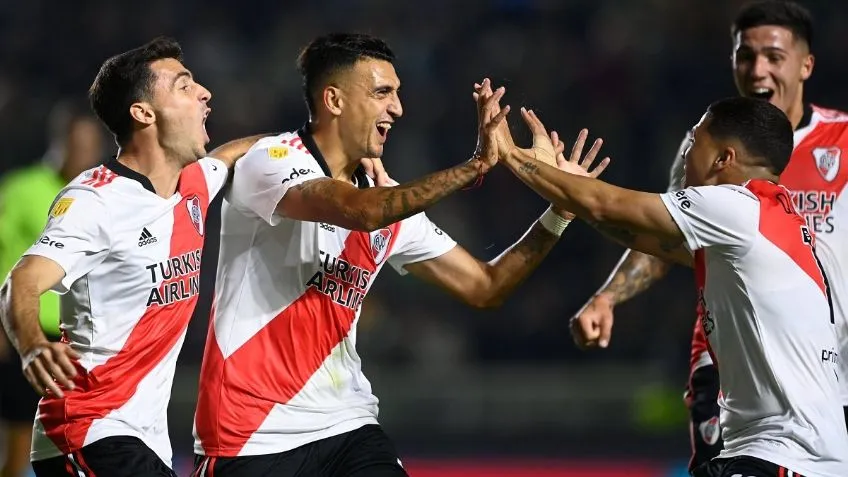 Por qué Matías Suárez jugó con una camiseta sin sponsor