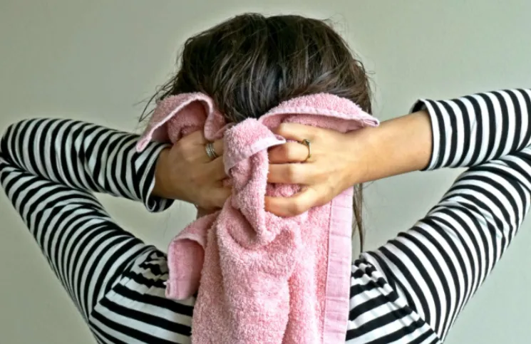 Por qué no hay que secarse (nunca más) el pelo con una toalla