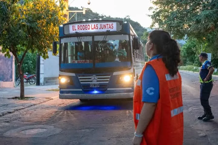Por qué recomiendan NO dormir con el pelo mojado