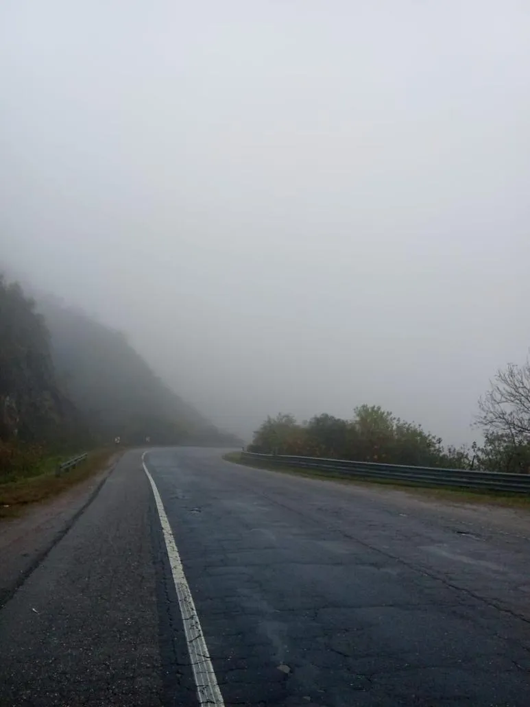 Precaución en la Ruta Nacional 38: visibilidad reducida por niebla y llovizna en la Cuesta del Totoral
