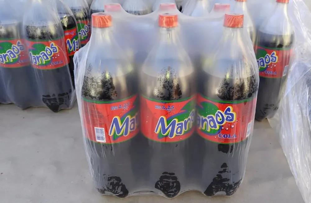 Un paquete cerrado con seis botellas de gaseosa Manaos de cola.