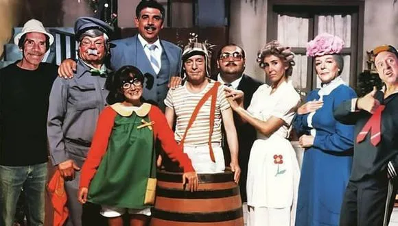 Profesor enseñó a su clase cómo usar un preservativo vistiendo a su alumno de condón gigante