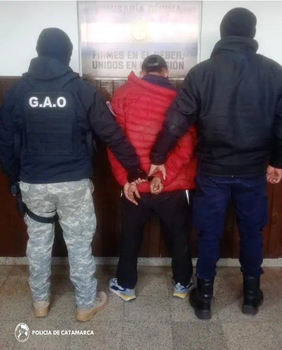 Qué dice la psicología sobre quienes acumulan ropa en la silla