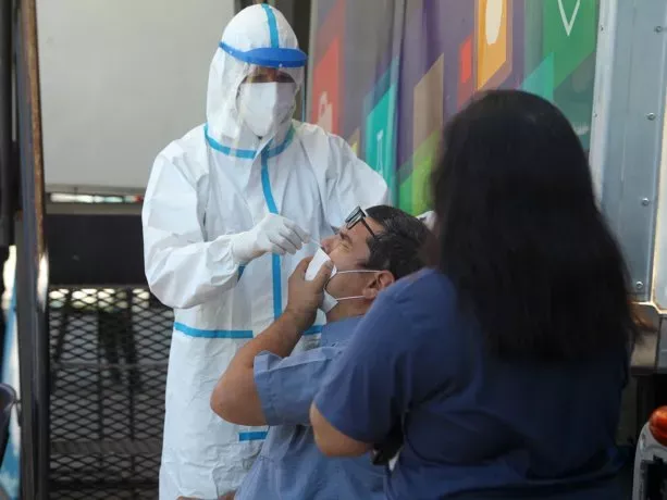 Qué es el efecto nocebo, la versión negativa del efecto placebo que puedes sentir tras la inoculación