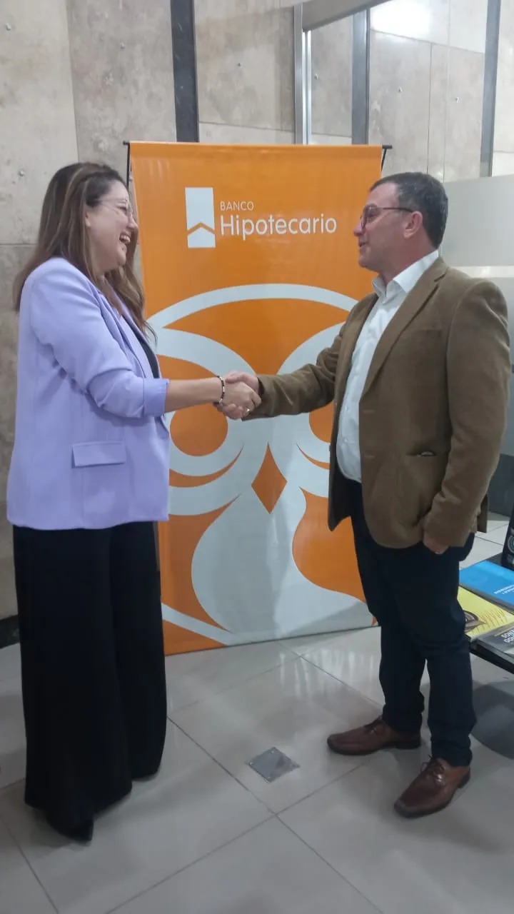 ¿Qué hacía ahí? Encuentran un vehículo oficial abandonado
