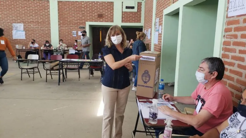 Quedó flechada de un chico que votó en su mesa y ahora lo busca en redes sociales