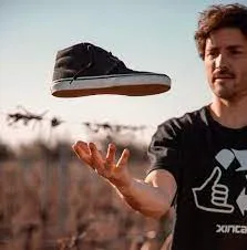 Quiso aprovechar una "promo" de zapatos por Internet y se le derritieron mientras caminaba