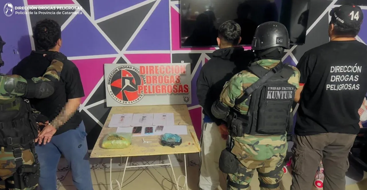 Quiso evitar un robo, atropelló a dos motochorros, su auto quedó incrustado en un bar y lo mataron de un tiro en la cabeza
