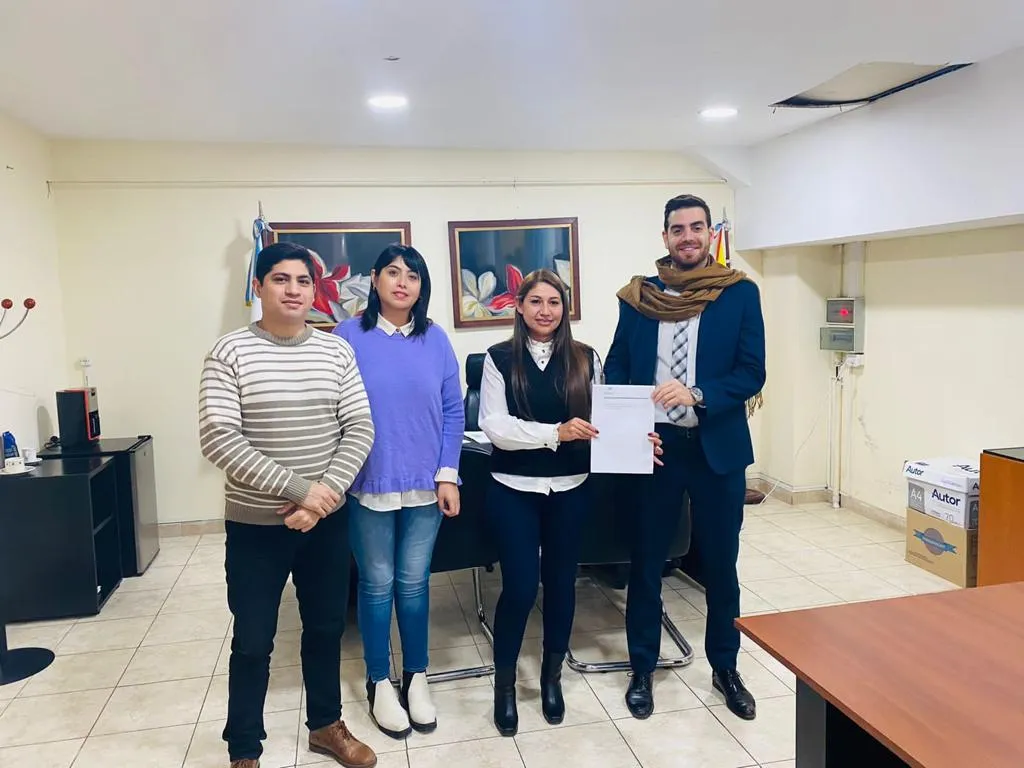 Quiso ingresar sin entrada, no lo dejaron y atacó a policías