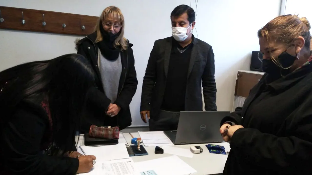 Quiso robar una casa, lo descubrieron, intentó escapar y quedó colgado de la reja