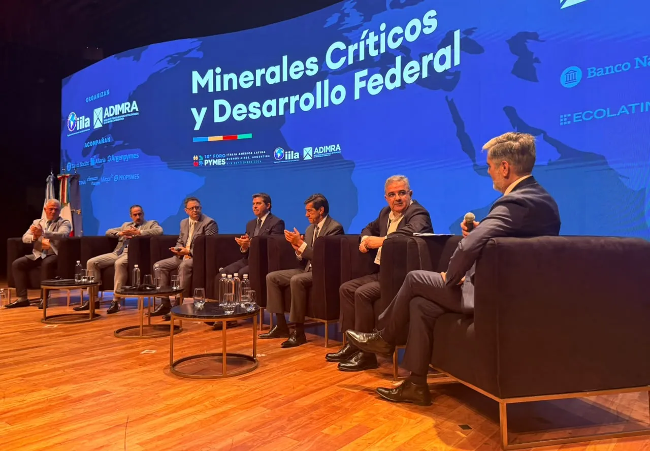 Raúl Jalil y otros funcionarios participan en un panel del 10° Foro PYMES Italia-América Latina sobre un escenario.