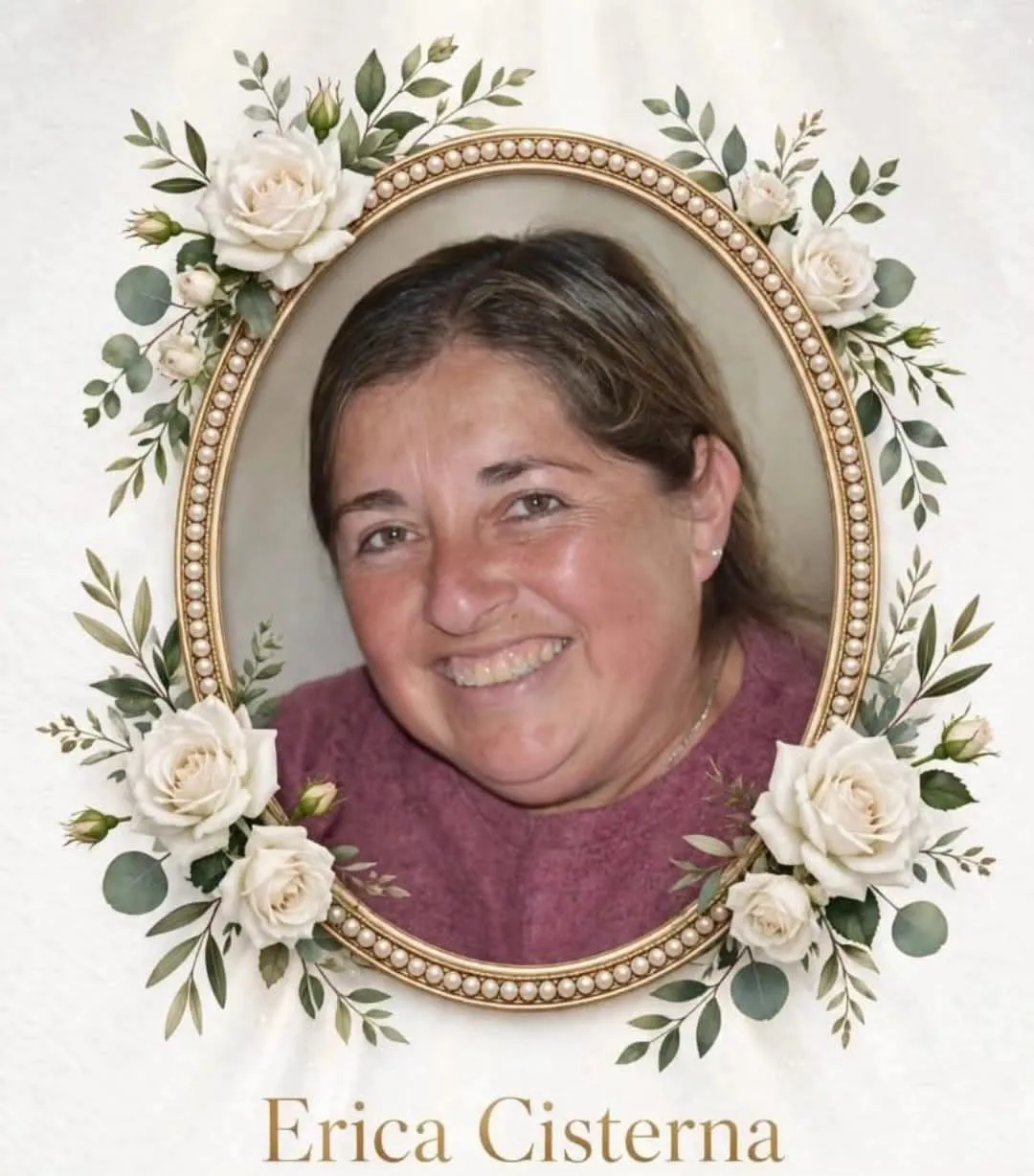 Retrato de Érica Cisterna sonriendo dentro de un marco ovalado decorado con rosas blancas y hojas.