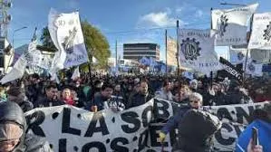 Revisaron la caja de una camioneta en una ruta y lo que encontraron los dejó sin aliento