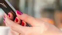 Revisó el celular de su pareja y descubrió que abusaba de su hija de 9 años