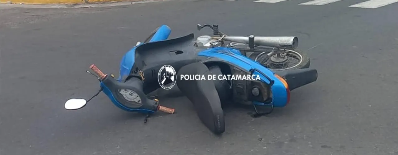 Robaron un auto, intentaron escapar a toda velocidad y se estrellaron contra un poste: ella murió y él lucha por su vida