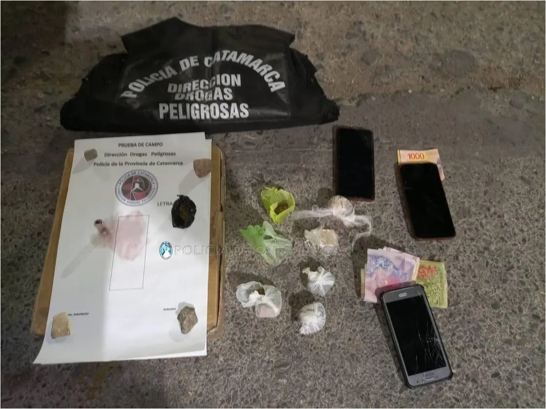 Robó un chocolate e intentó estrangular a un policía