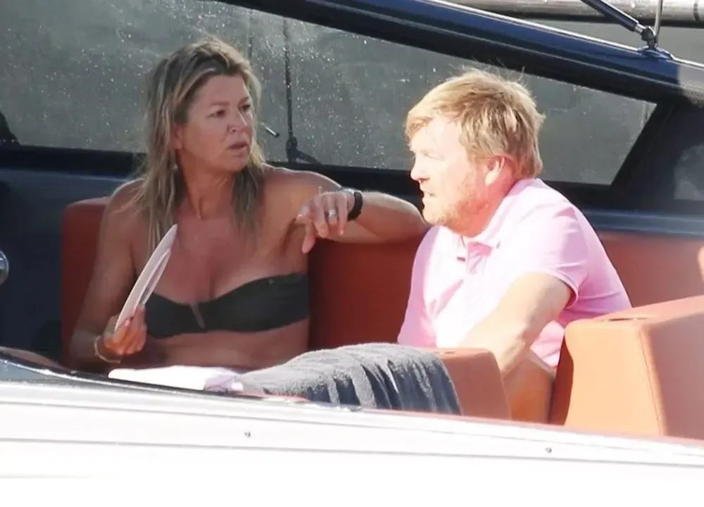 Rosalía deslumbró desde el mar con una bikini de tiras
