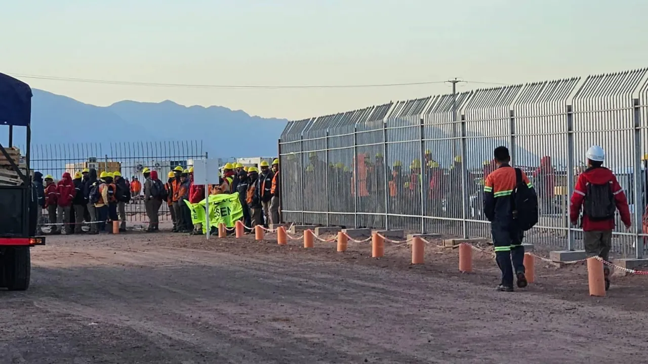 Ruta N°157: Volcó un camión cargado con pollos congelados y vecinos se llevan la carga