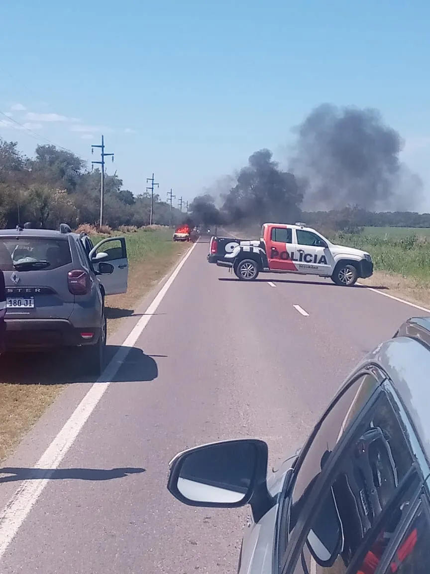 Ruta Nacional 64: cortan el tránsito por el incendio de un auto