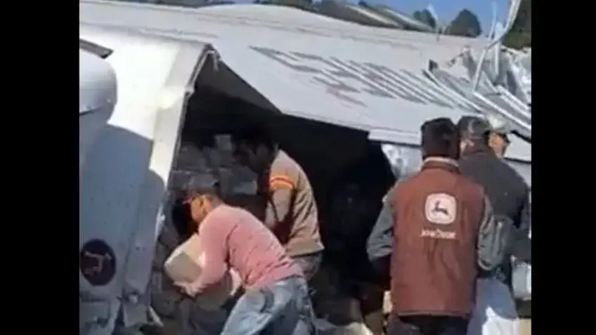 Saquean un camión mientras el chofer agoniza. Video