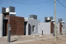 Se bajó para discutir con un delivery, se le fue la camioneta y destrozó el ventanal de un hotel en pleno centro